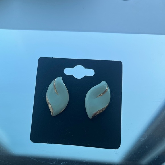 Vintage NAPIER Gold Tone Accent light blue Enameled Leaf Modern Pierced Earrings - Picture 4 of 6